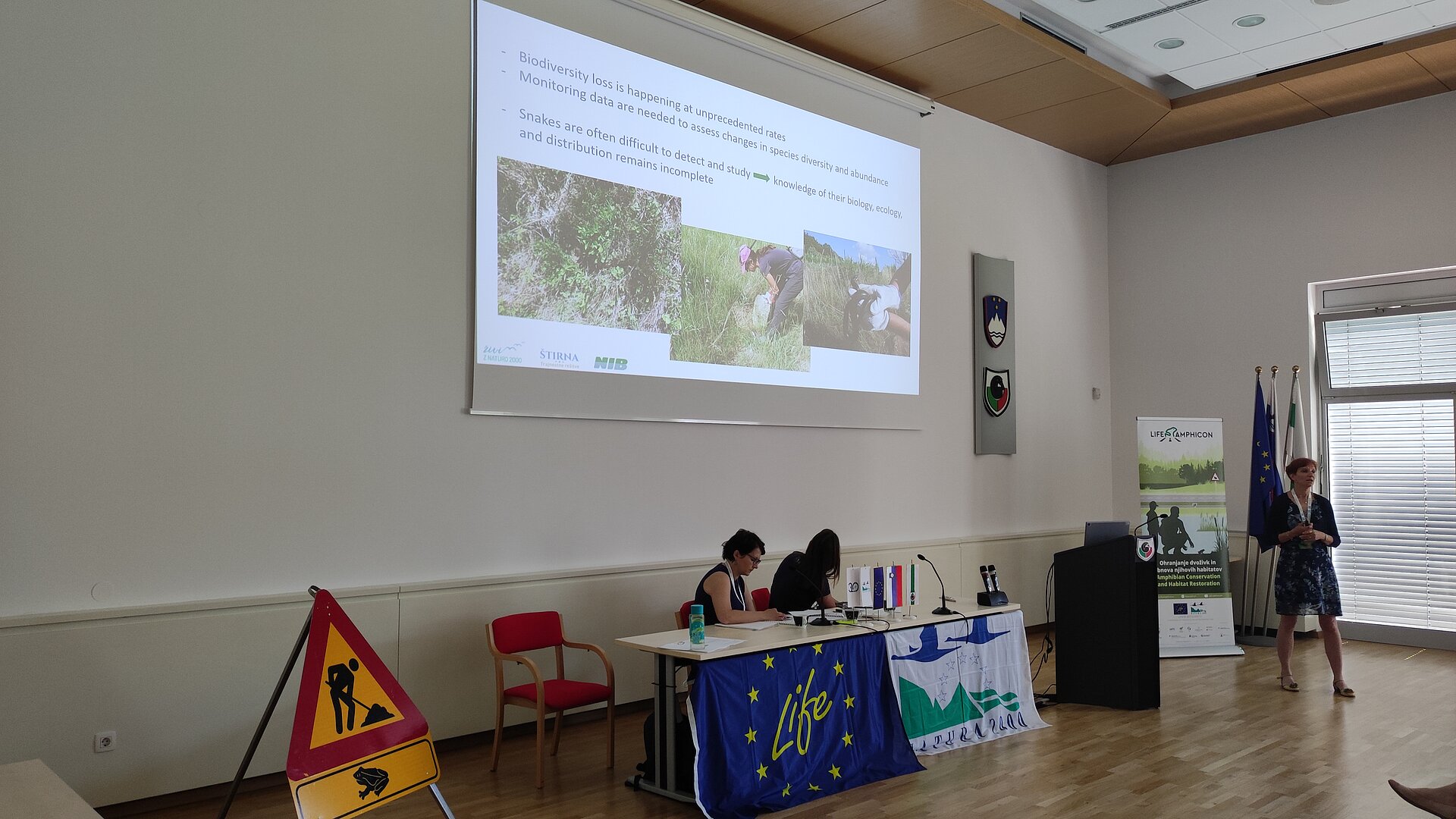Alenka Žunič Kosi, Nacionalni inštitut za biologijo, je predstavila akcijo ljubiteljske znanosti Išče se progasti gož. (Foto: Arhiv projekta LIFE-IP NATURA.SI)