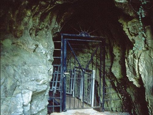 vhod v Ajdovsko jamo, zaprt z železnimi vrati