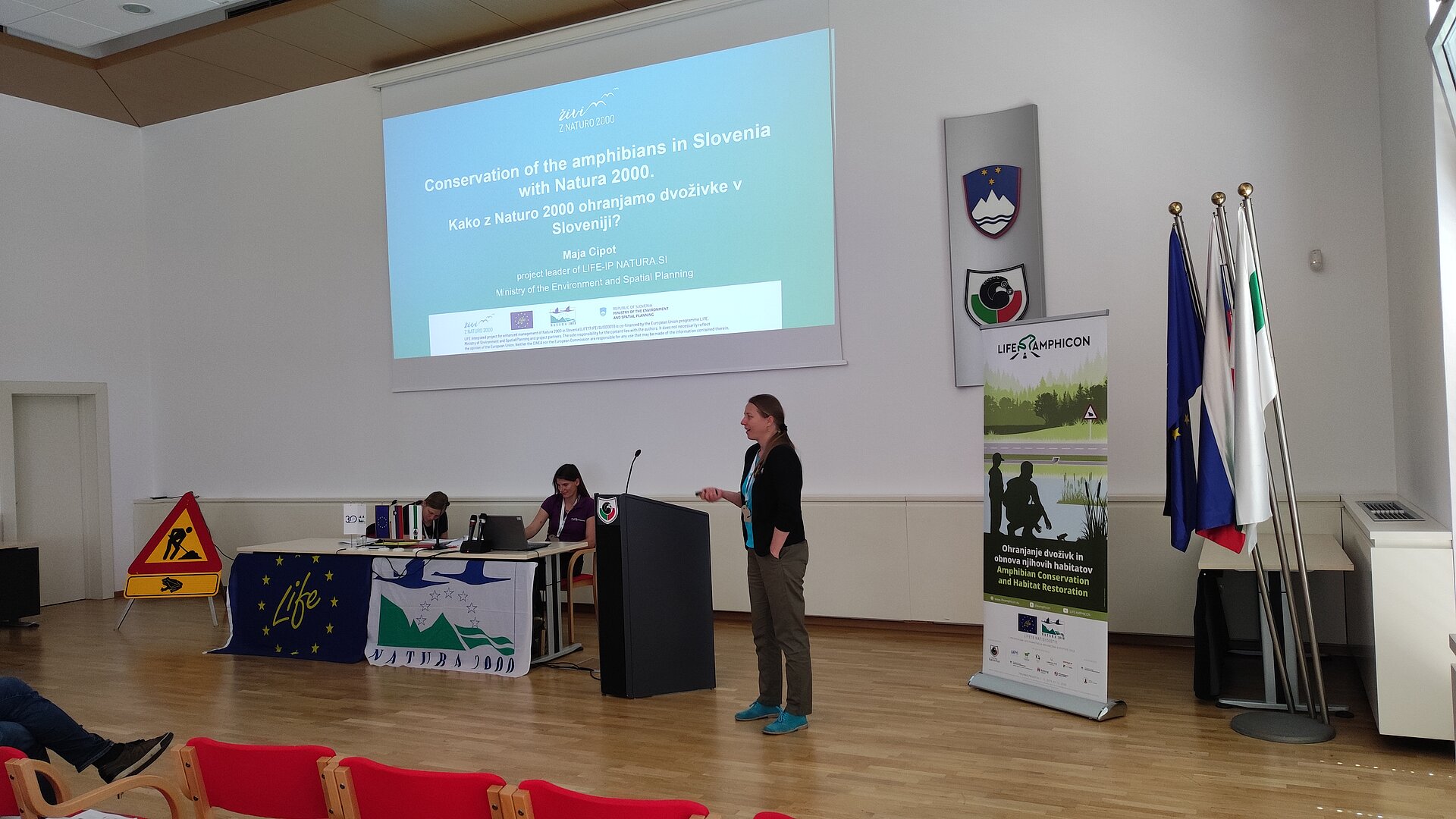 Maja Cipot, vodja projekta LIFE-IP NATURA.SI je na konferenci predstavila, kako z Naturo 2000 ohranjamo dvoživke v Sloveniji. (Foto: Arhiv projekta LIFE-IP NATURA.SI)