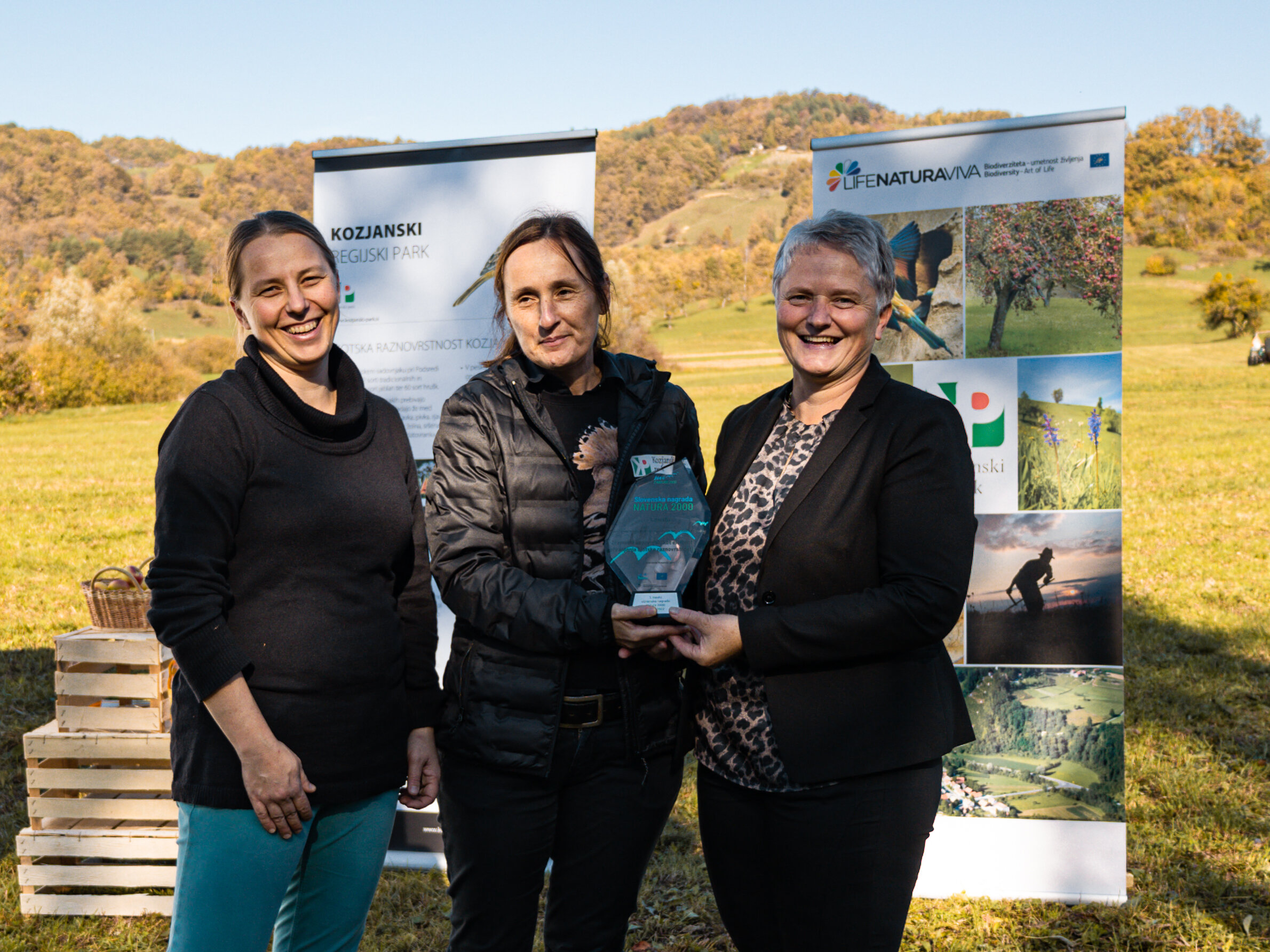 Plaketo slovenske nagrade Natura 2000 je podelila Maja Cipot, vodja projekta LIFE-IP NATURA.SI, direktorici Kozjanskega parka Mojci Kunst in županji Občini Kozje Milenci Krajnc. (Foto: Zavod Štirna)