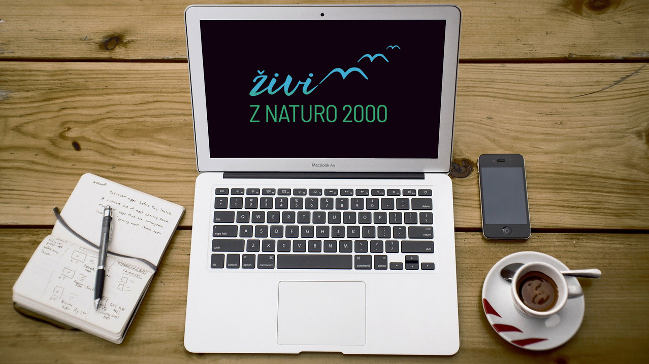 Na fotografiji je prikazana simbolna slika računalnika s podobo logotipa Živim z Naturo 2000.
